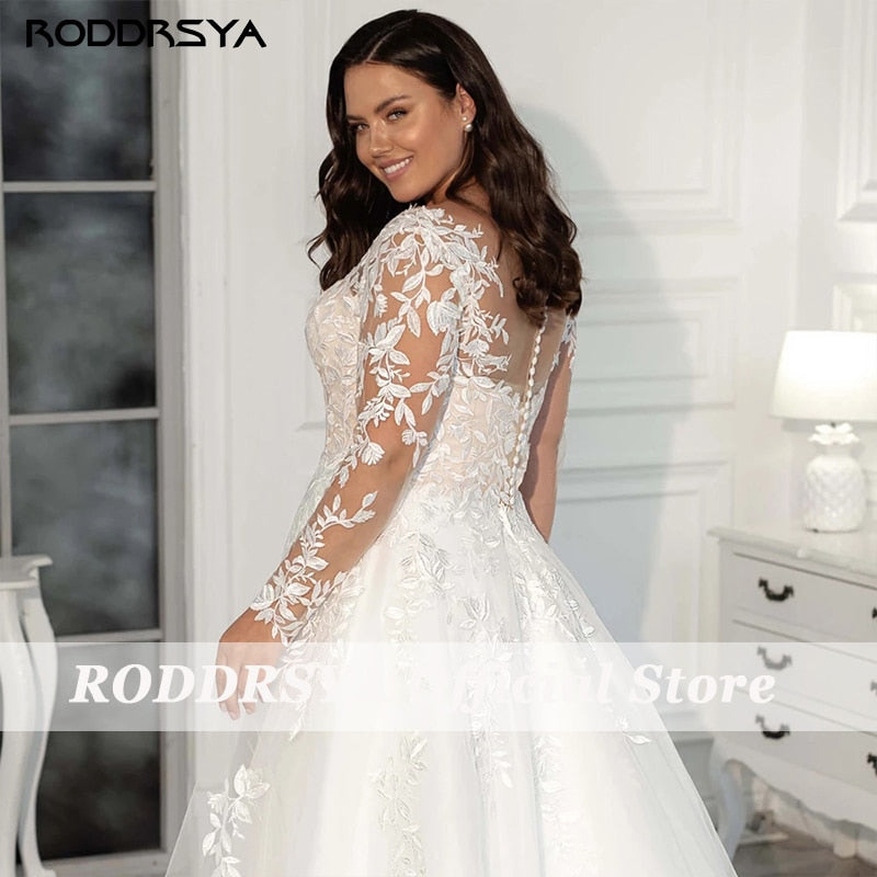 Plus Size Wedding Gowns Elegant Long Sleeves Lace Bride Dress Tulle Applique Sweep Train