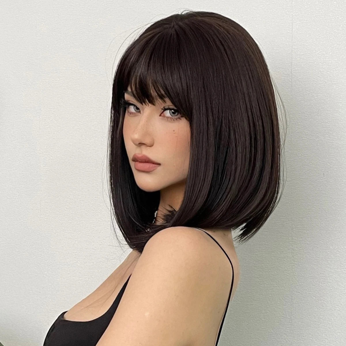 Short Black Brown Synthetic Natural Hair Wigs for Women Bob Straight Wig with Bangs High Temperature Daily Cosplay Party Wigs